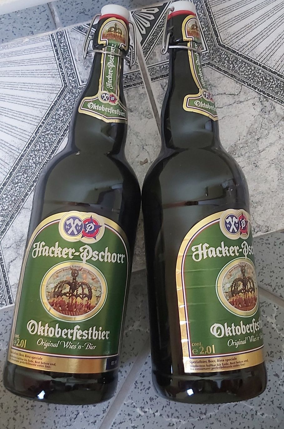 Dwie szklane butle po piwie, Oktoberfestbier