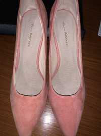 Sapatos de salto cor rosa nude