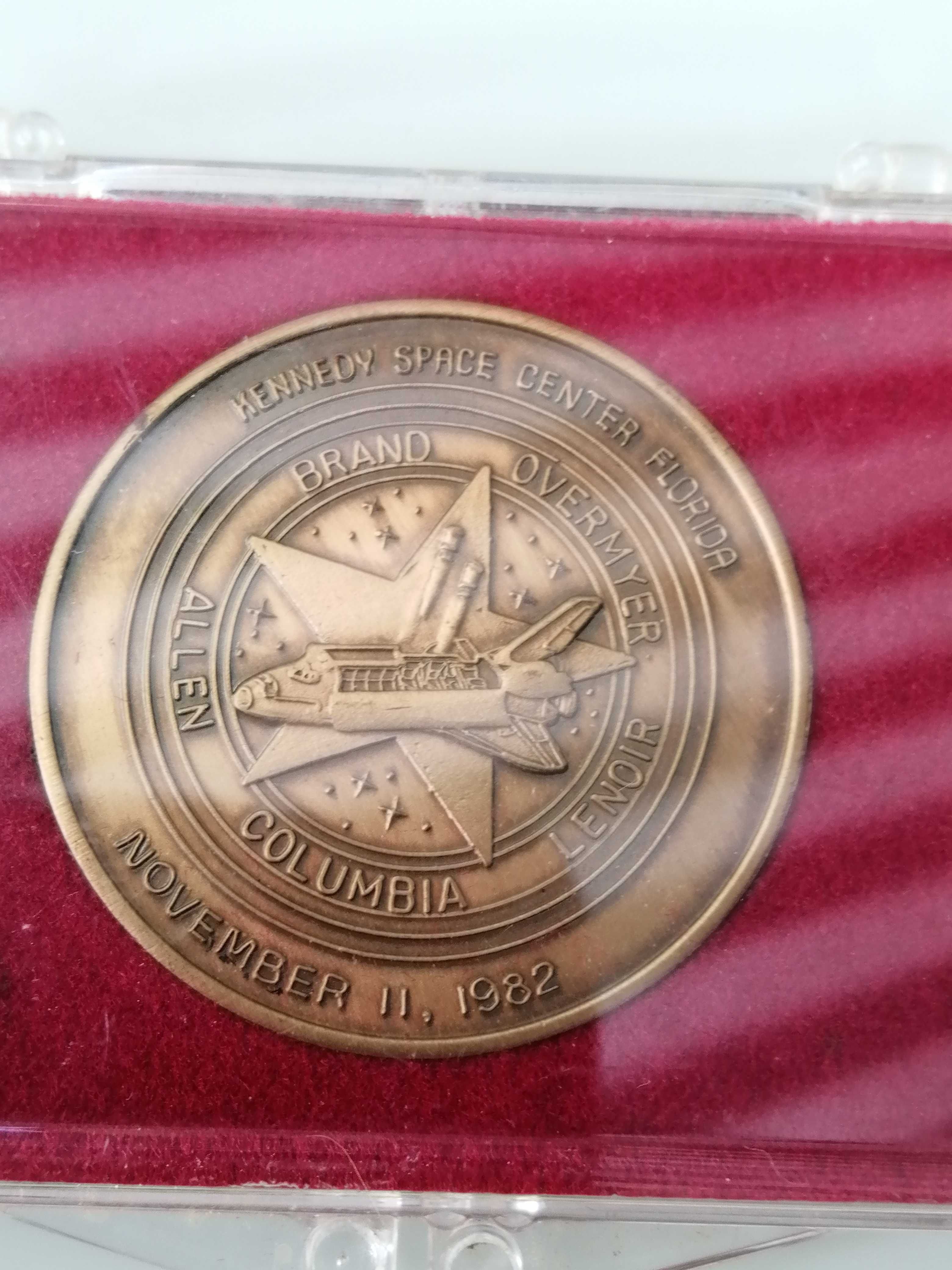 Medalha comemorativa da ida ao espaço.