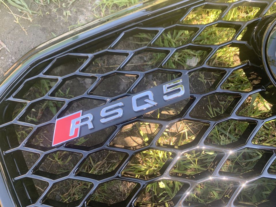 Решетка радиатора Audi Q5 2012-2016год чёрная эмблема (в стиле RS)