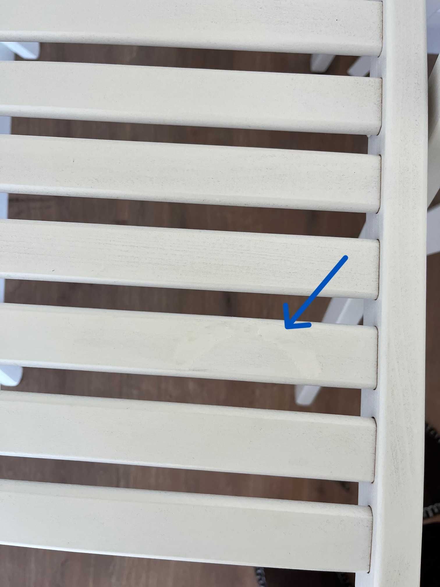 Cadeira de madeira branca IKEA com almofada cinzenta
