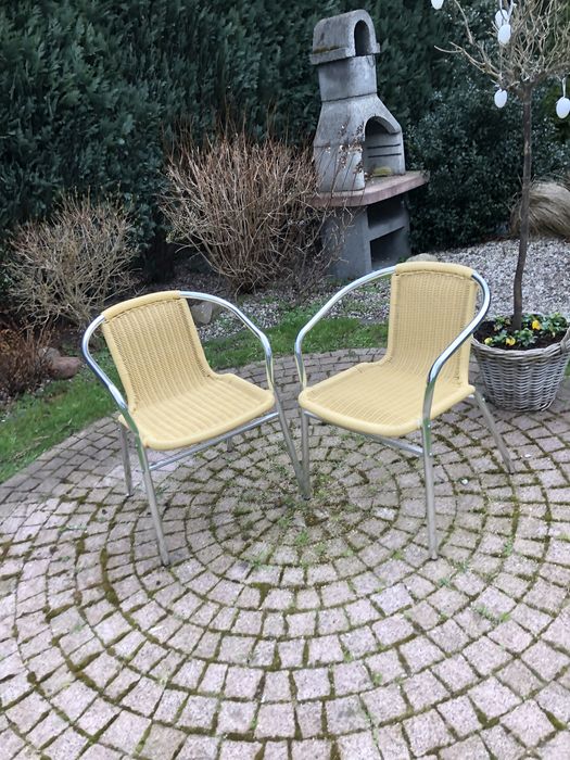 Krzesła z ładną plecionką