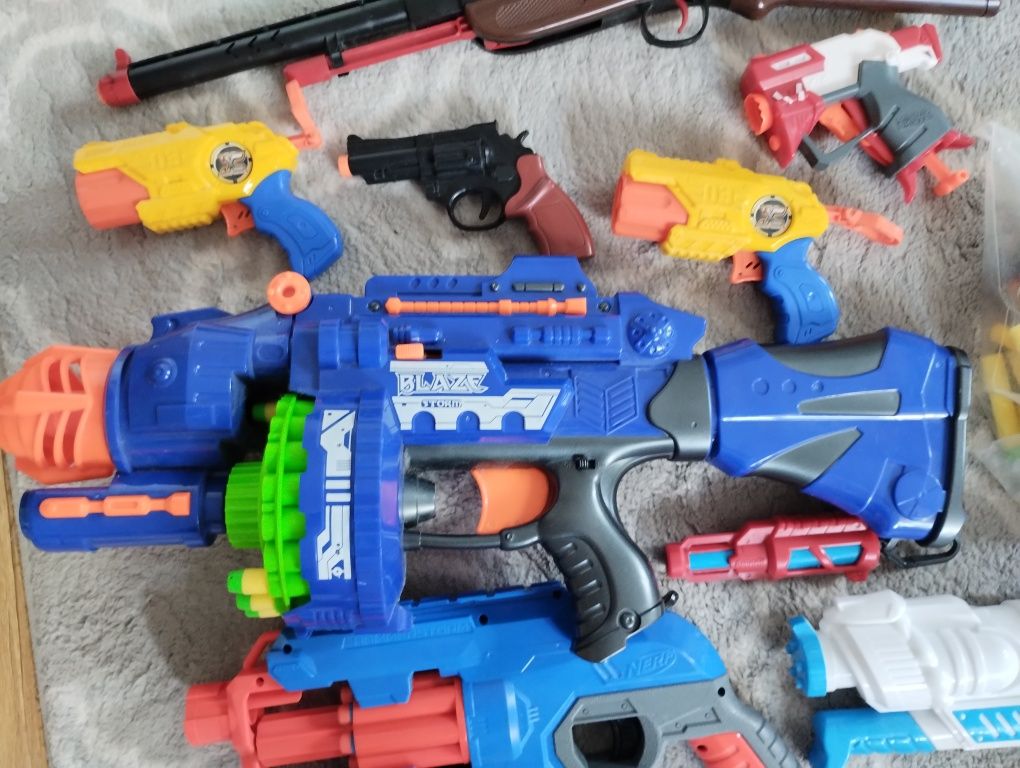 Mega zestaw pistoletów Nerf plus maski plus worek strzałek