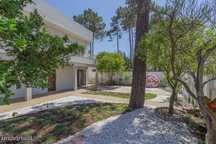 Excelente moradia, isolada,T4, totalmente remodelada, na Aroeira para