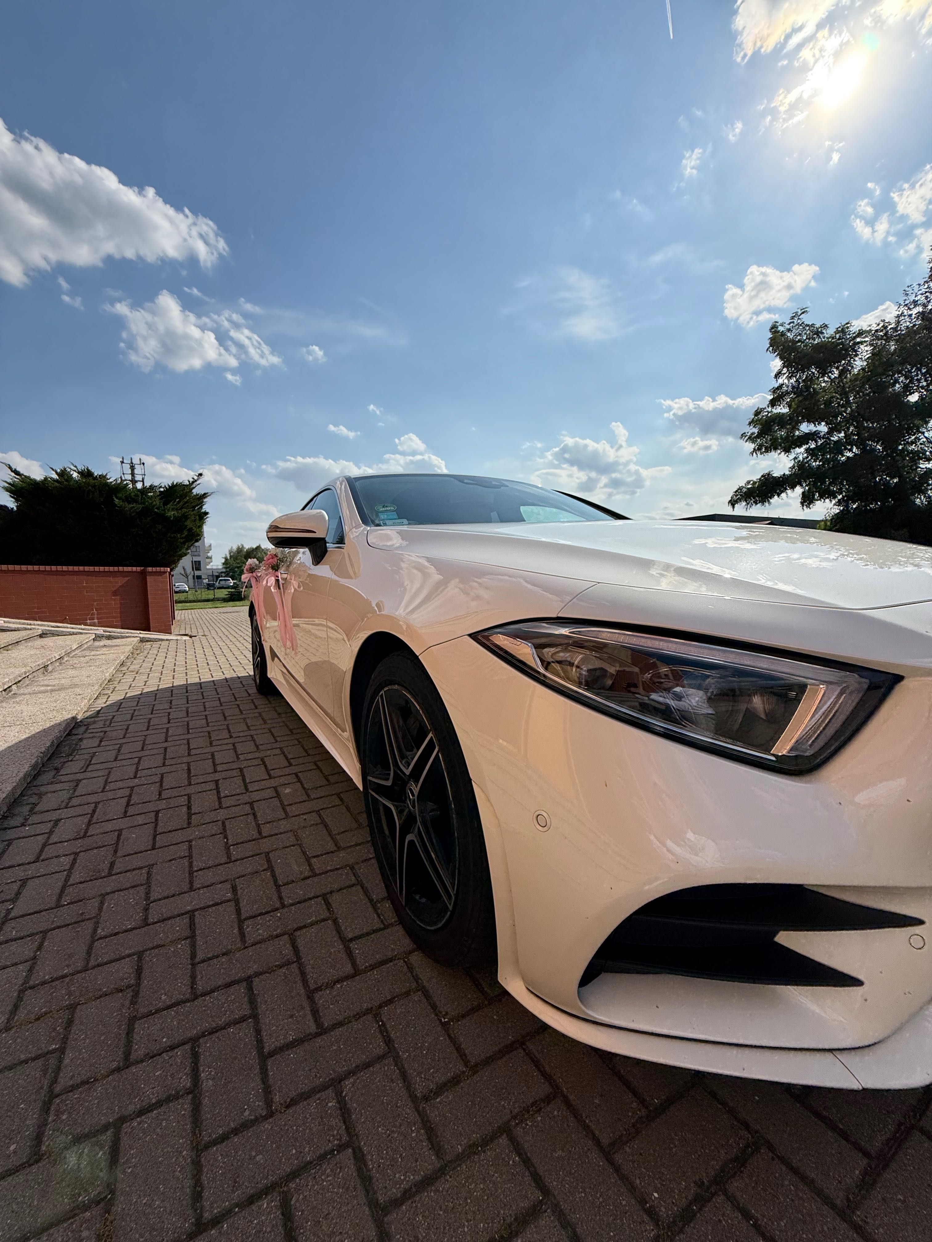 Wynajem auta do ślubu – biały Mercedes CLS