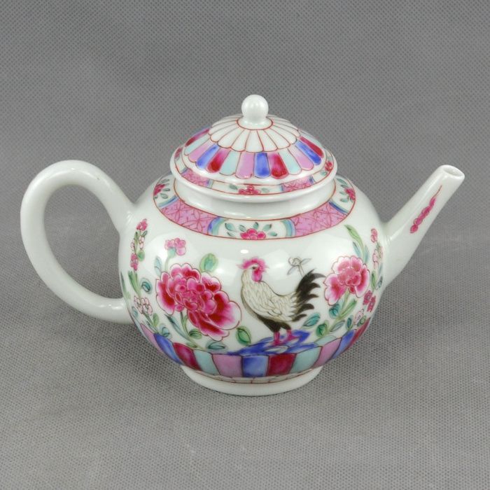 Bule em Porcelana, réplica do período Yongzheng / Qianlong