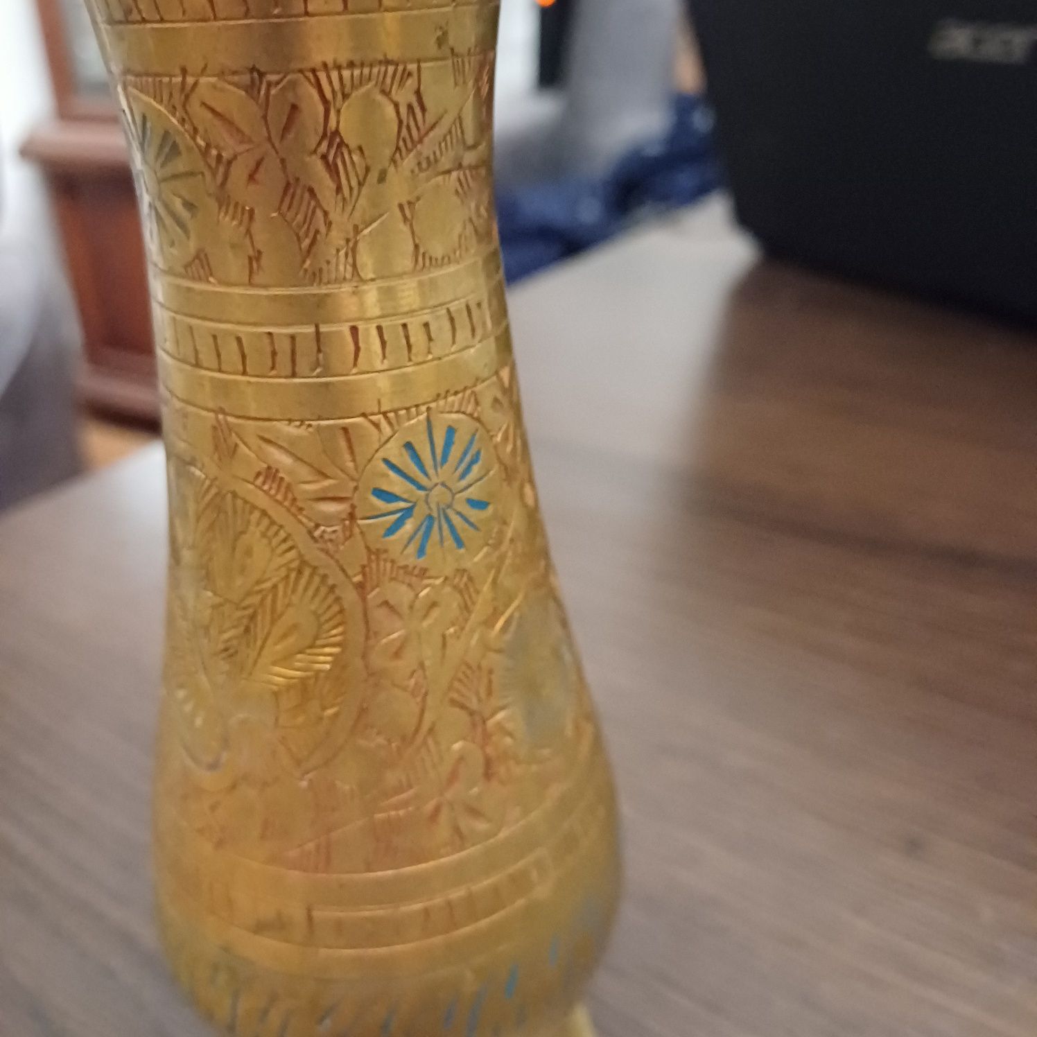 Pięknie zdobiony wazon mosiężny