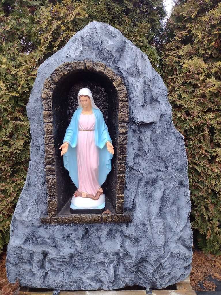 Piękna Grota Figura Matki Boskiej kapliczka