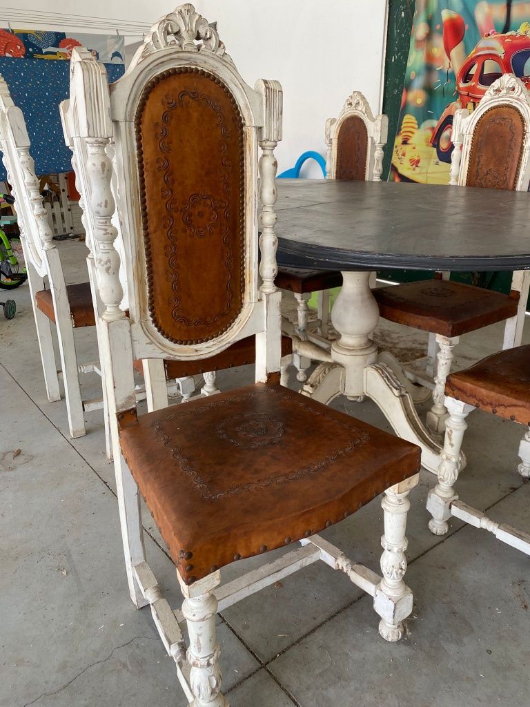 Mesa e cadeiras antigas