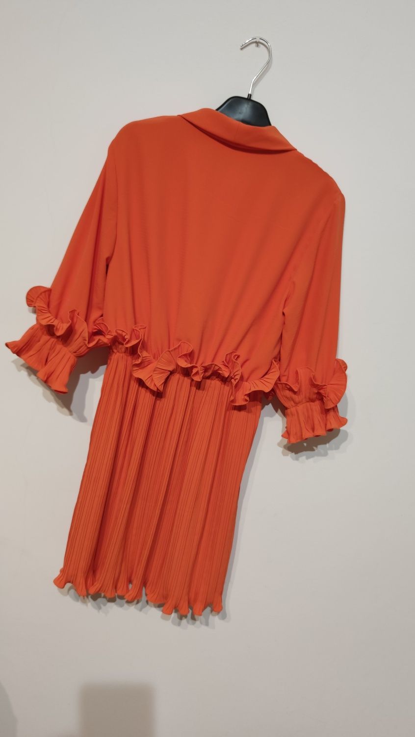 Pomarańczowa sukienka PRETTYLITTLETHING