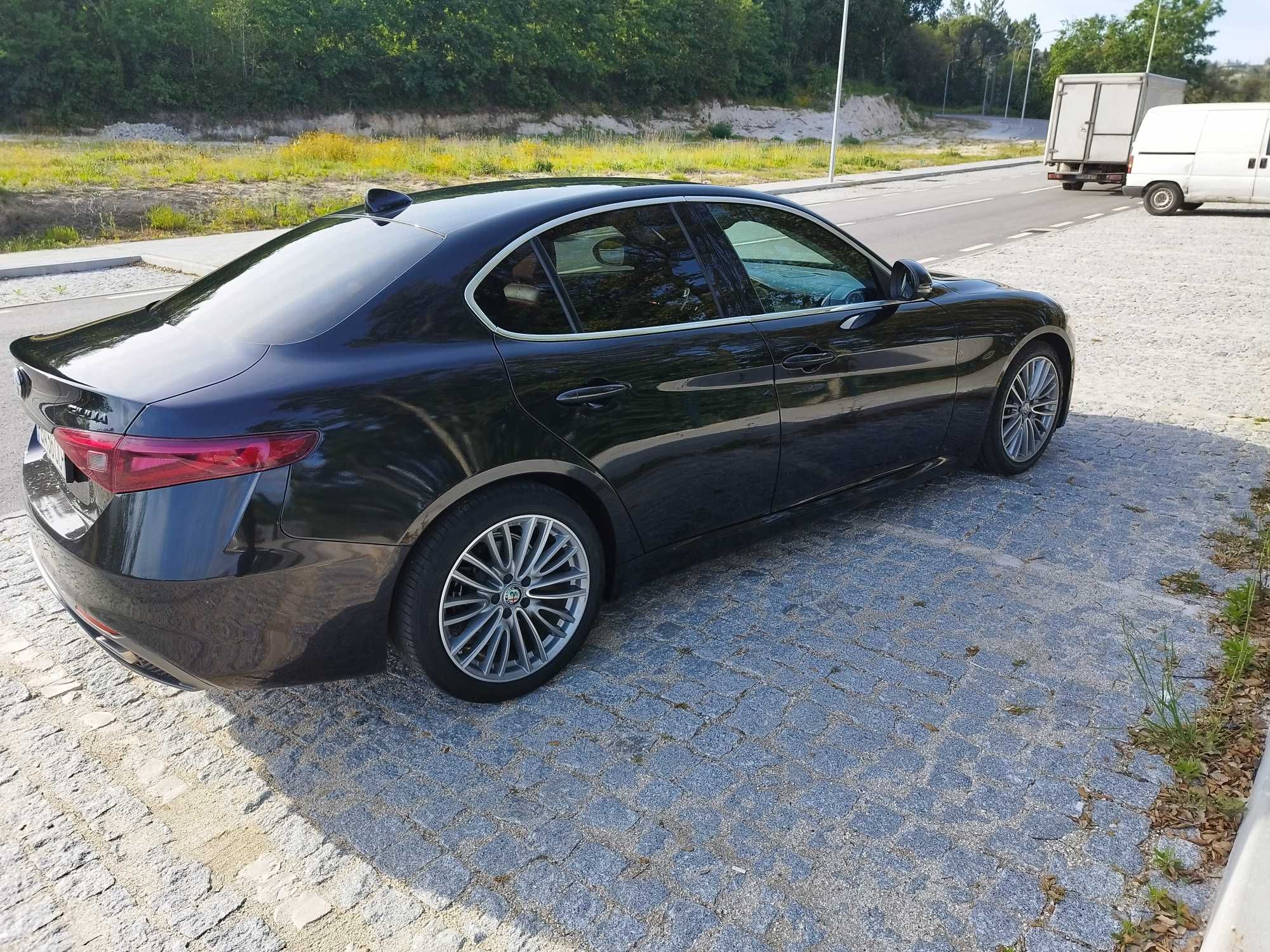 Alfa Romeo Giulia 2.2 JTD 180CV versão LUSSO (versão topo de gama) AT8