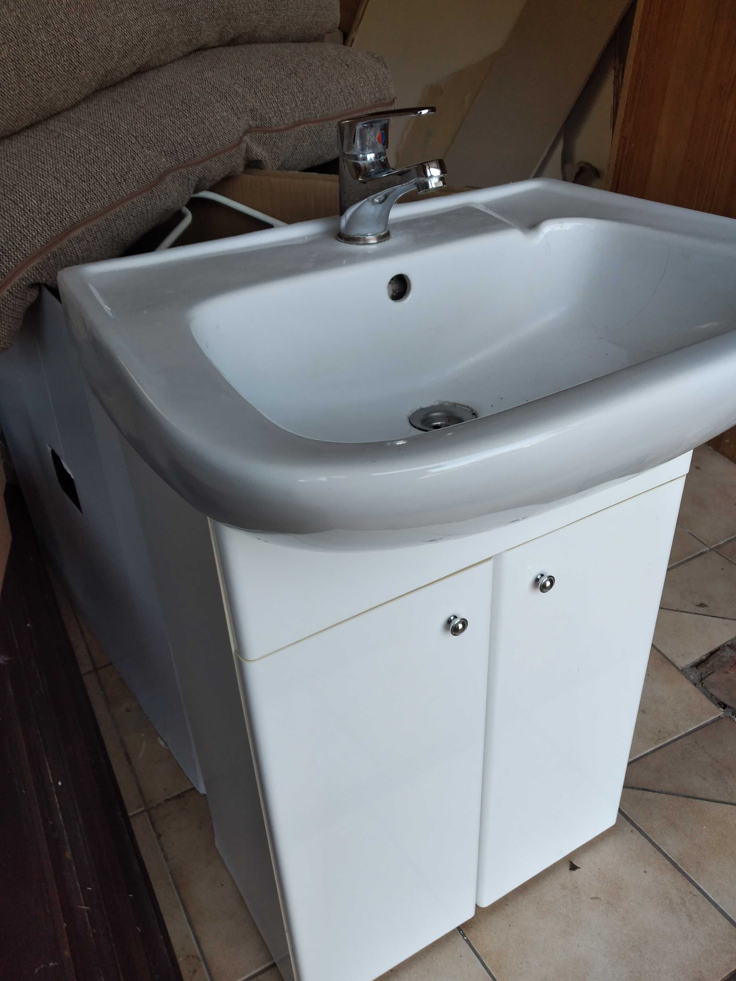 Fajna biała szafka łazienkowa z półką stojąca z umywalką baterią
