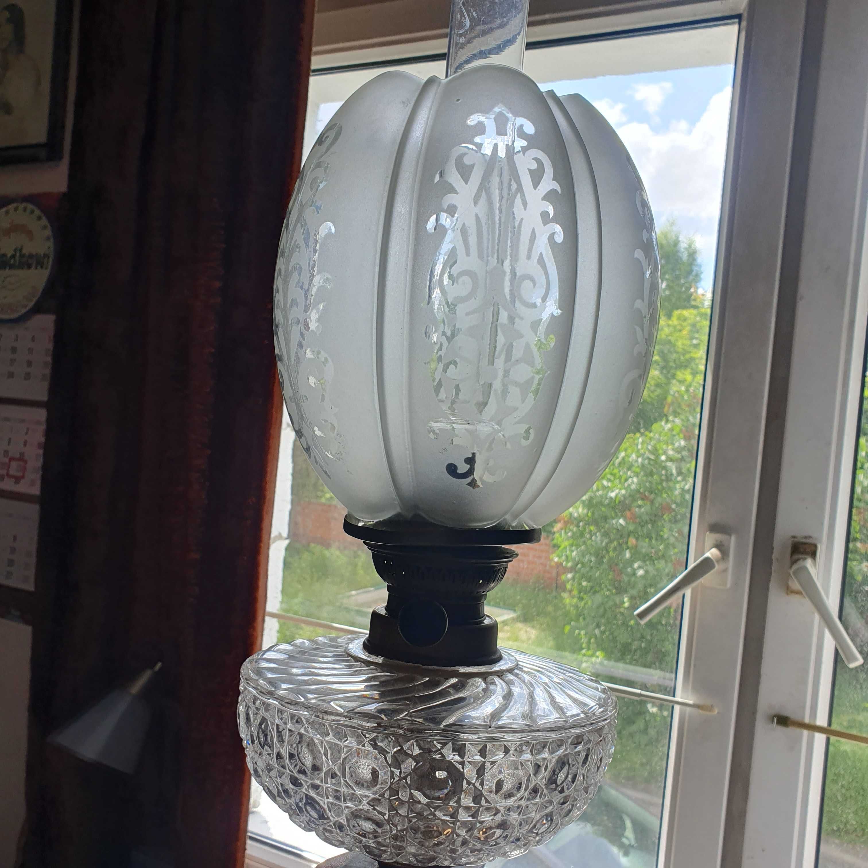 Sprawna lampa naftowa z XIX wieku