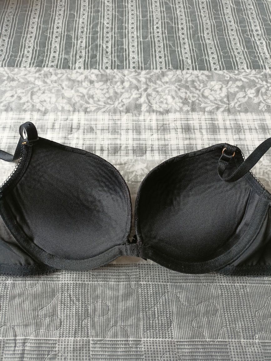 Czarny biustonosz push up rozmiar 32B (70B), stan bardzo dobry
