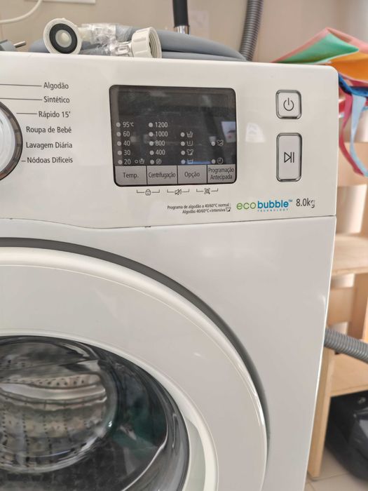 Máquina de lavar roupa Samsung a funcionar sem qualquer problema