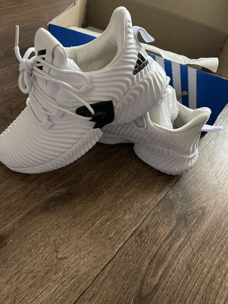 Белые крутые кроссовки Adidas! Оригинал! Куплены в Европе