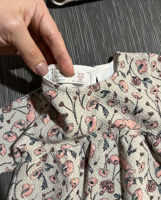 Дві дитячі сукні ZARA 80 розміру ( колготи HM до них у подарунок)