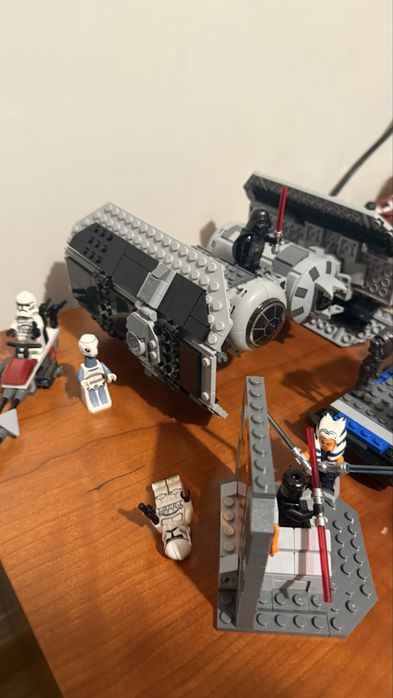 Set de legos star wars cerca de 70/80 figuras e cerca de 20 conjuntos