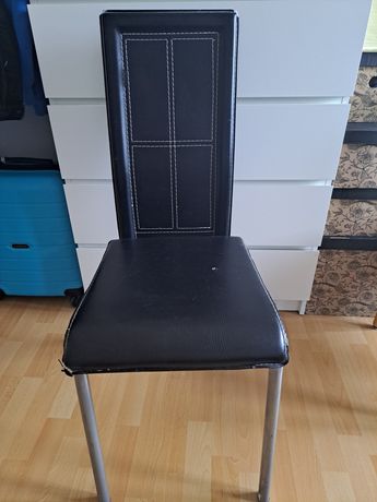 1 czarne krzesło
