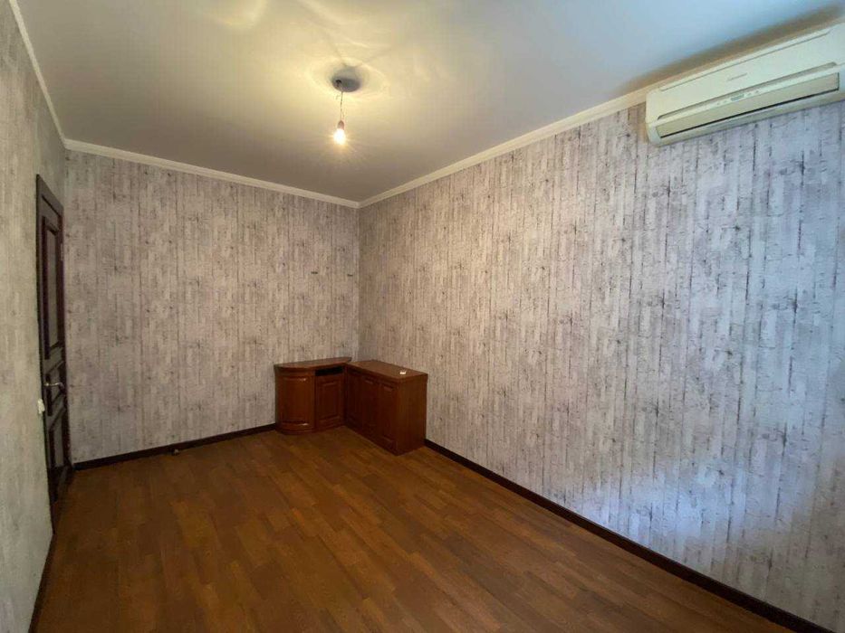 Продаётся 2-комнатная  «сталинка» на ЮГОКе, пр. Южный