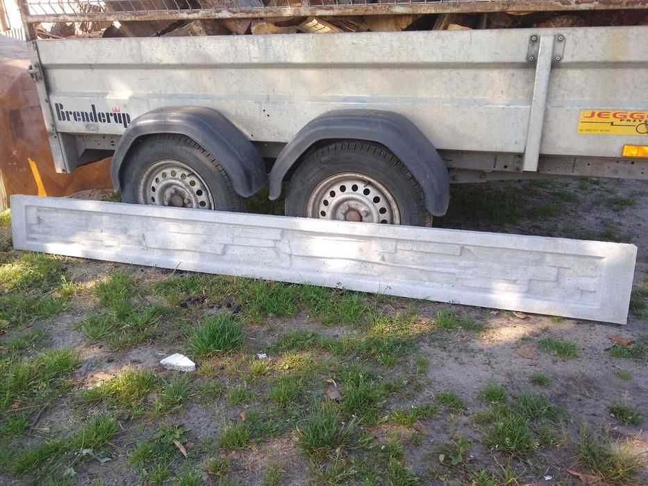 Płyta betonowa podmurówka do płotu panelowego, łączniki betonowe