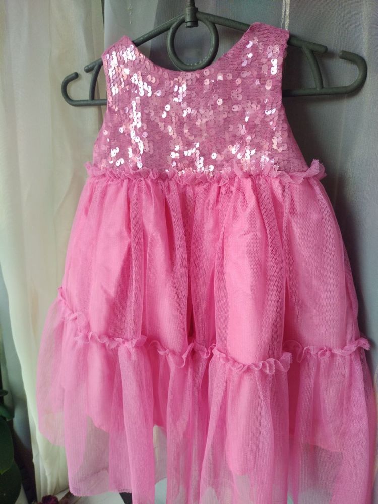 Рожева святкова сукня на 1 рік