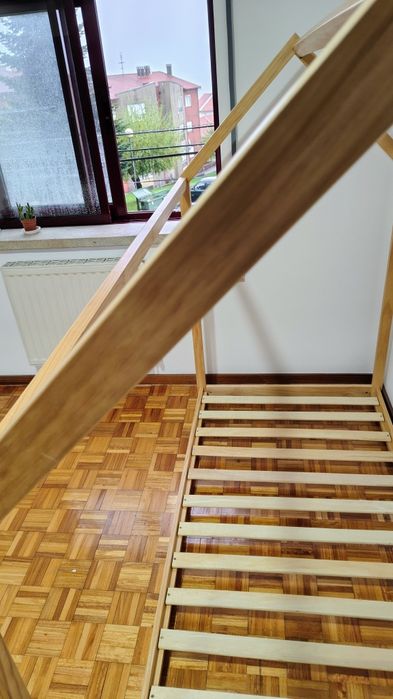 Cama Montessori de madeira, quase nova.