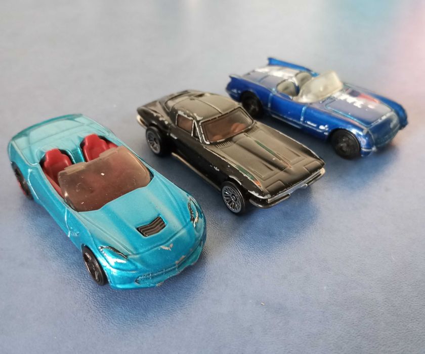 Машинки Hot Wheels Mattel металлические Corvette 3 штуки комплектом