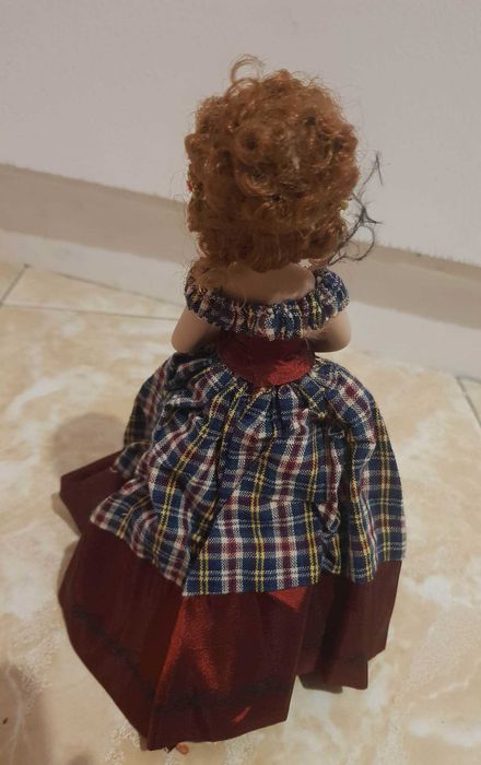 Dama de Época em porcelana Bette-Adeline