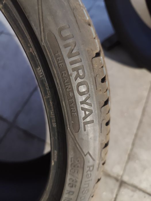 Pneus 235/35r19 Uniroyal RS5 70% piso