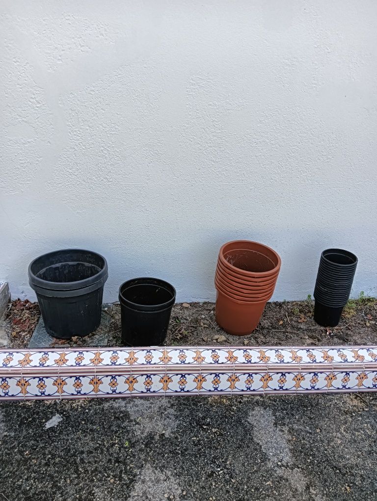 35 vasos de varias medidas e cores