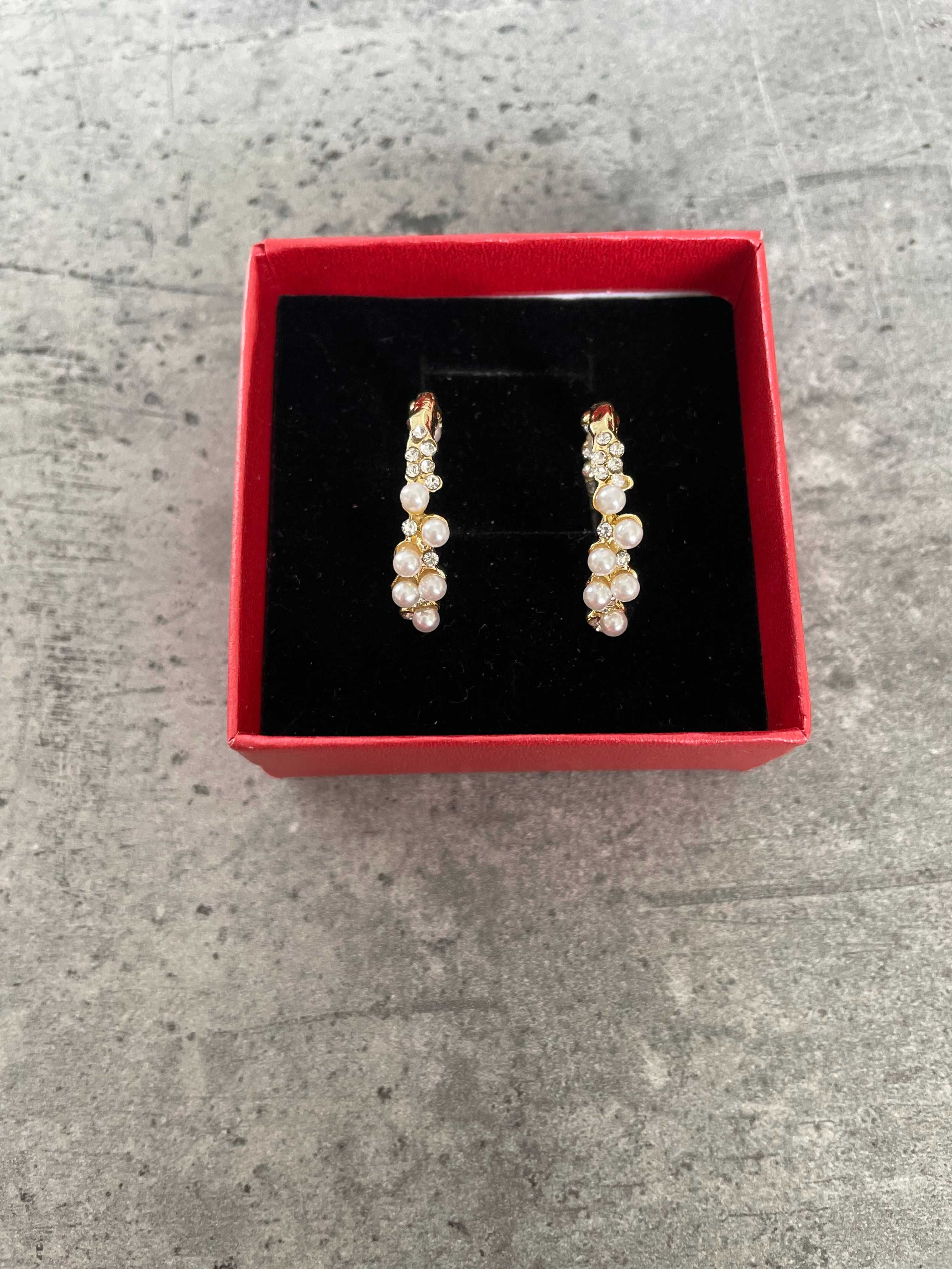 Sztuczna biżuteria - kolczyki z perłami