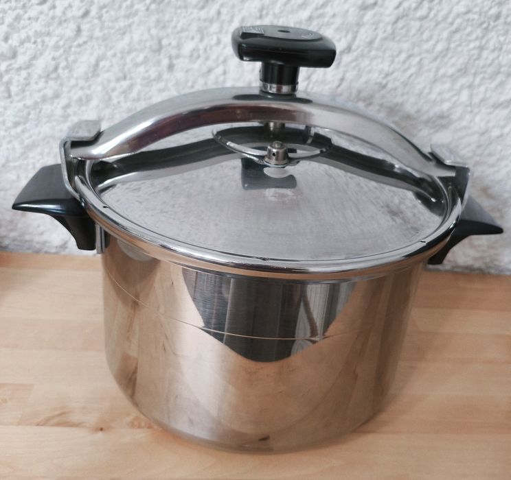 Panela pressão SEB 8 Litros .