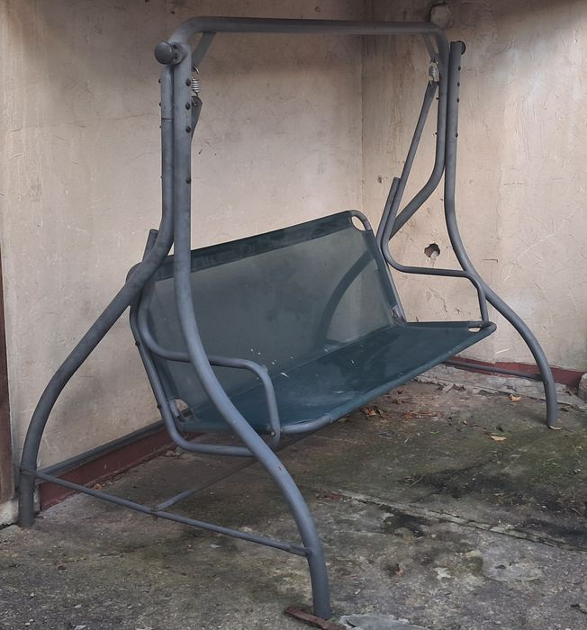Huśtawka ogrodowa – metalowa, stabilna