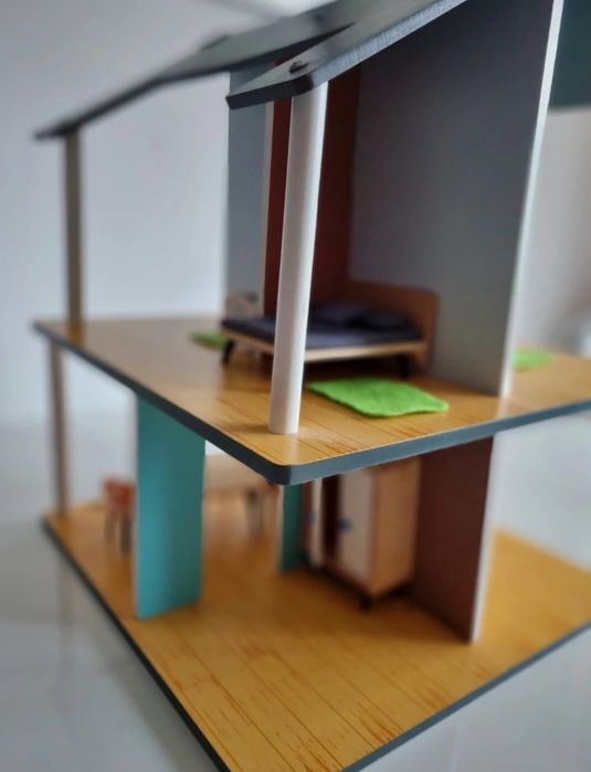 Duży drewniany domek dla lalek