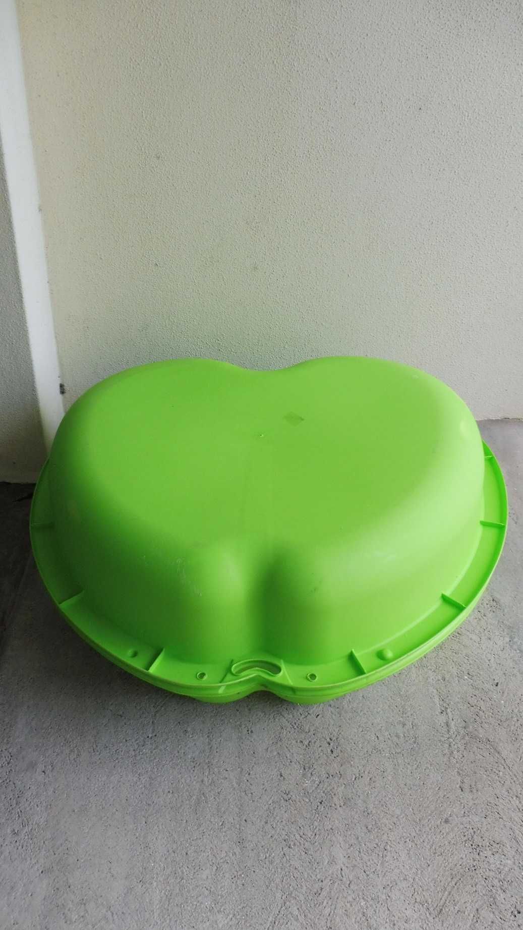 Piscina para bebé em formato de maçã verde