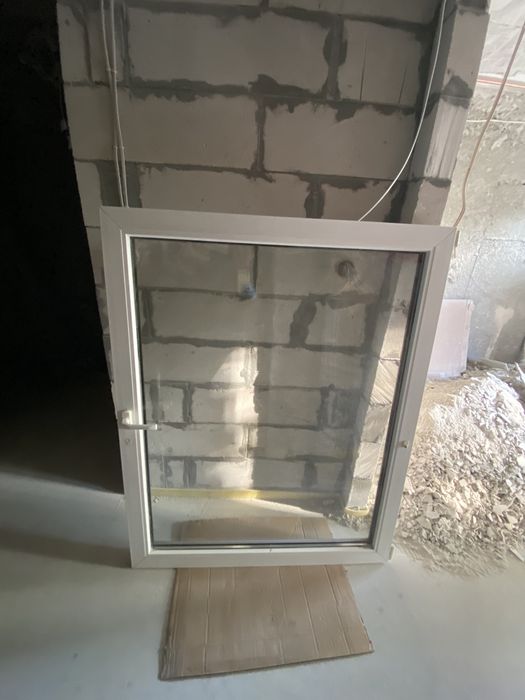 Okno PCV biały / mahoń 115,5cm x 141,8 cm po demontażu