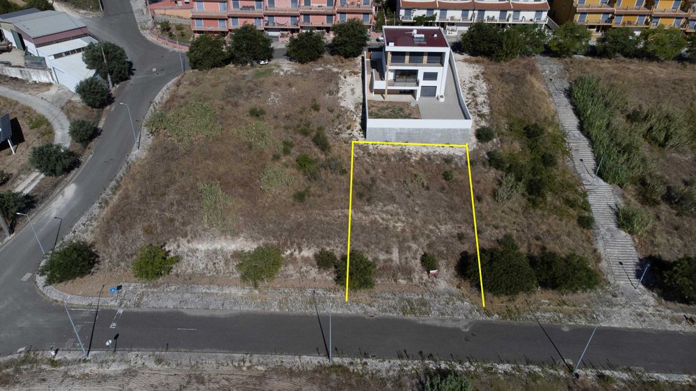 Terreno à venda na Rua das Fontaínhas - Alenquer