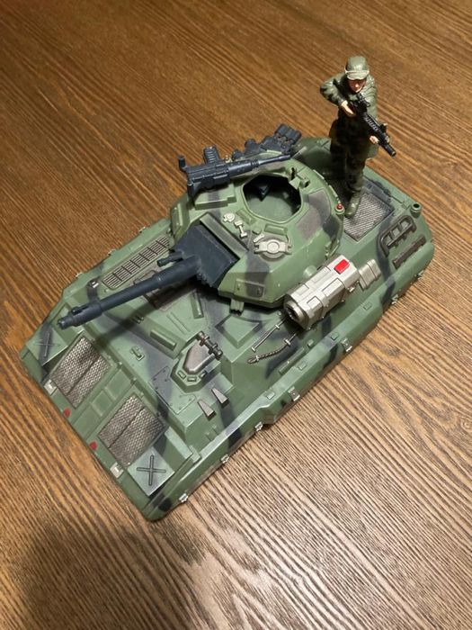 Brinquedo 2 tanques de batalha e jipe