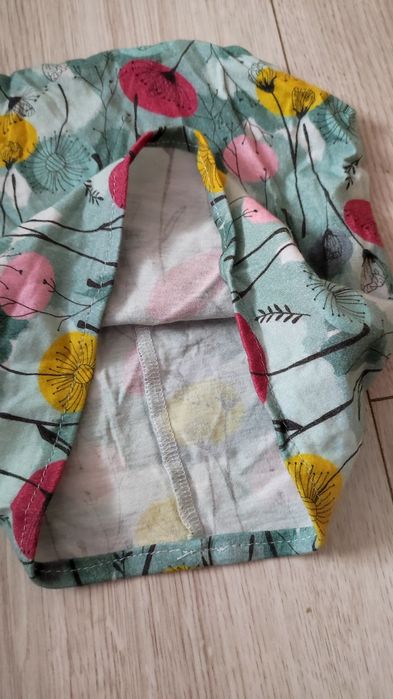 Cienka czapka damska wiosenne kwiaty