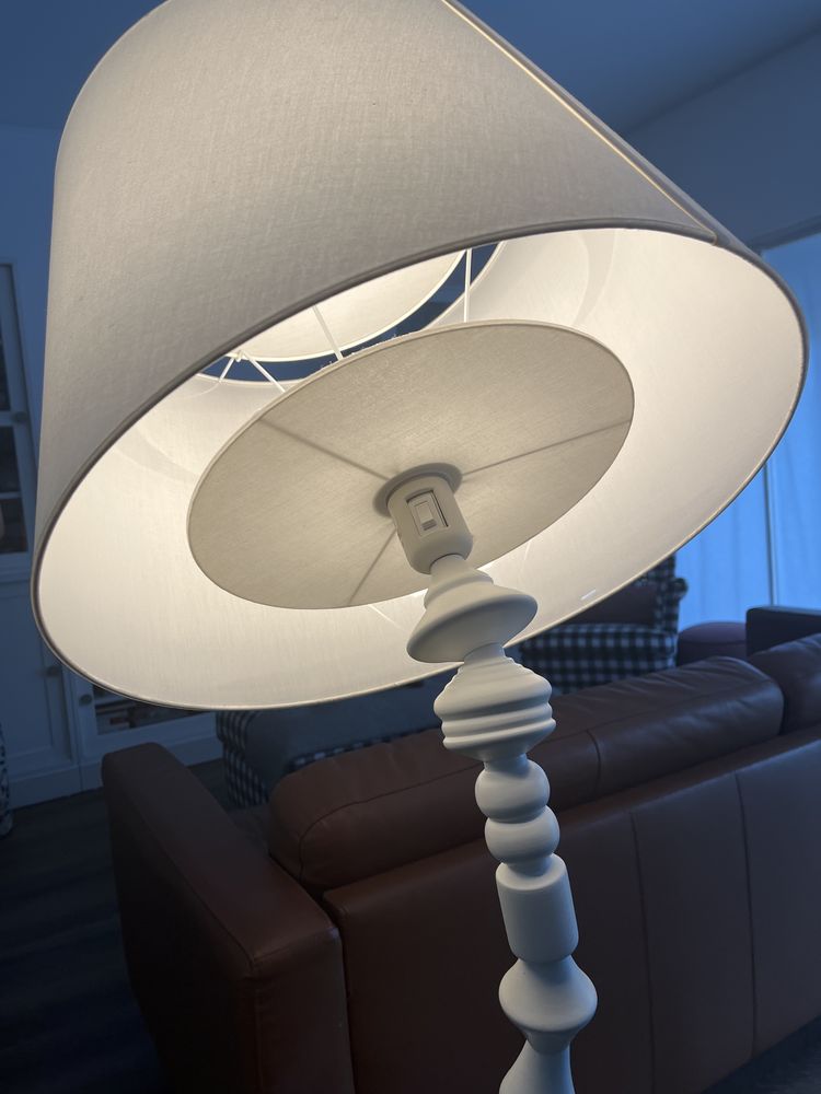 Candeeiro de pé branco, usado IKEA. Muito bom estado. Tudo original.