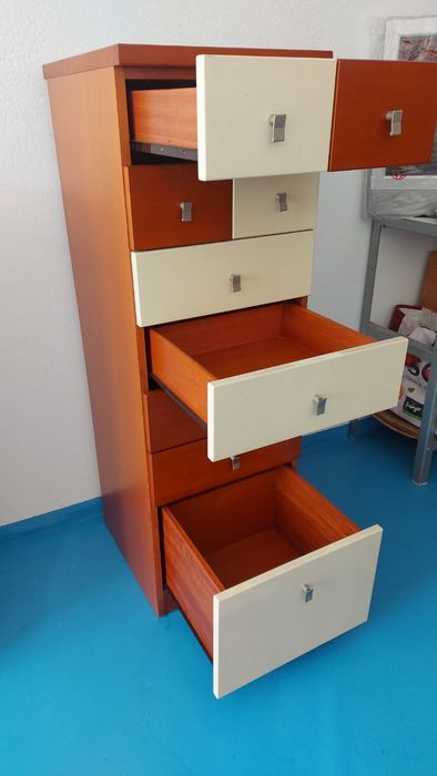 Móvel com gavetas cerejeira e branco