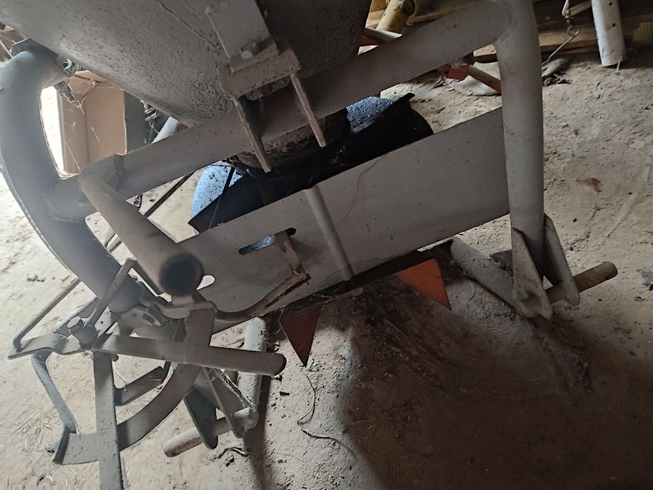 Siewnik do nawozu lejowy ciągnikowy jednotalerzowy