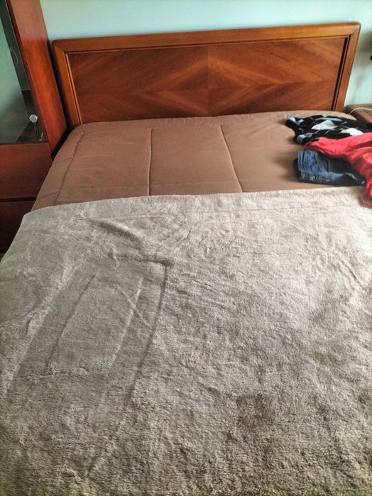 Mobília, de Nogueira, quase nova e muito robusta. Á peça /no seu todo!