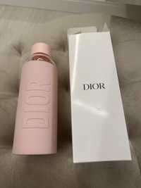 Szkalana butelka Dior w silikonowej obudowie