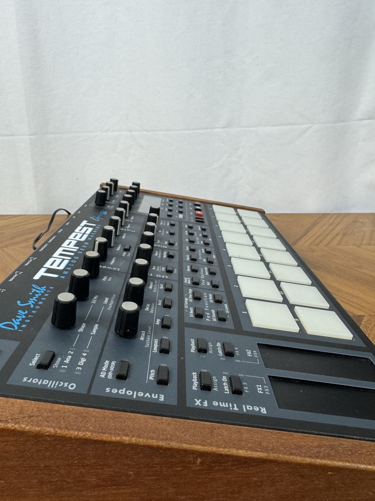 Dave Smith Tempest Analog Drum Machine automat perkusyjny