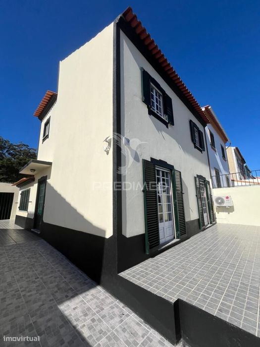 Moradia pronta a entrar com garagem e pátio