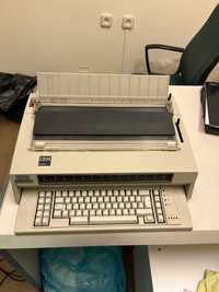 Maquina de escrever IBM 6747-2 a funcionar e plasiticadora de cartões