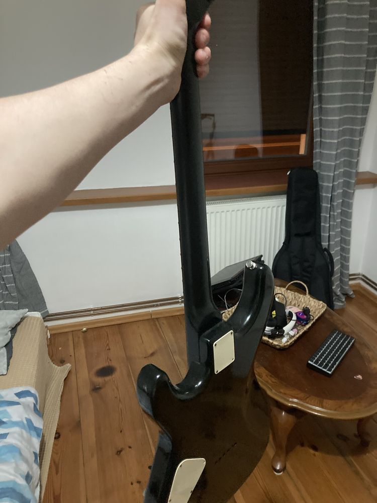 Gitara elektryczna z Mahoniu