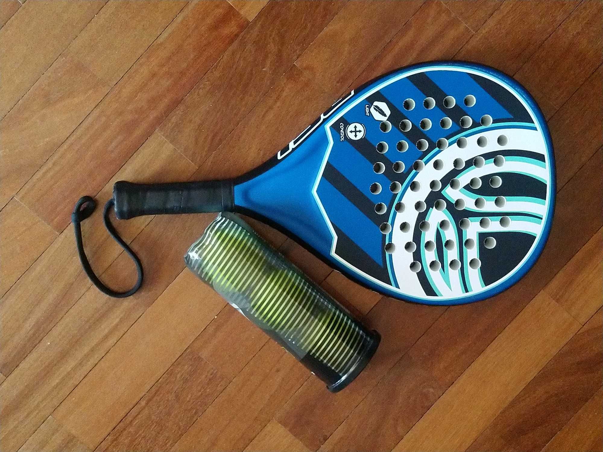 Raquete e bolas de Pádel